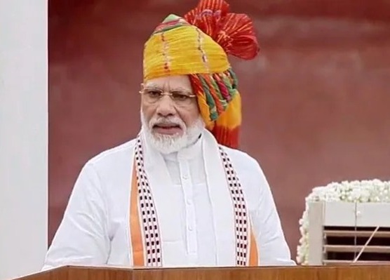 ২০২০: কমলা ও হলুদ রঙের মিশ্রণের পাগড়ি পরেছিলেন, যার সঙ্গে মাস্কের মতো একটি সাদা স্কার্ফ ছিল।